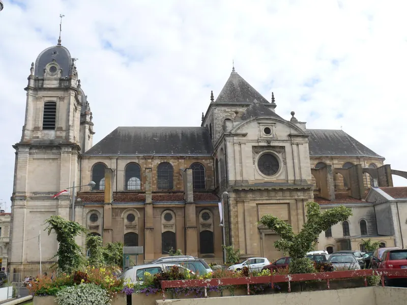 La cathédrale Notre-Dame de Dax, à 400 mètres du restaurant